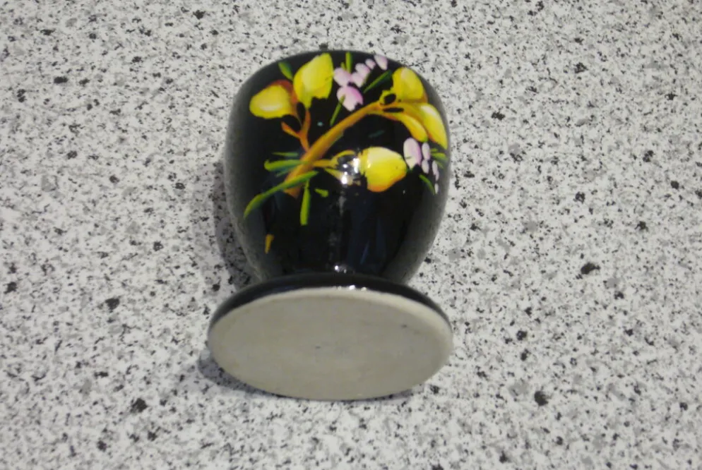 Coquetier noir décor floral peint à la main