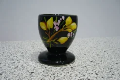 Coquetier noir décor floral peint à la main