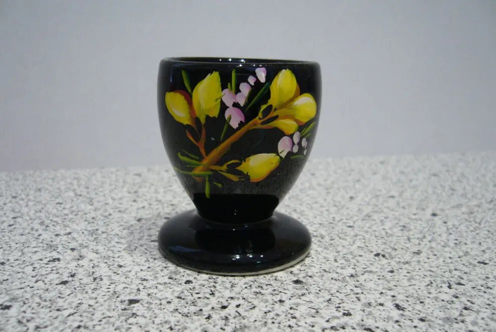 Coquetier noir décor floral peint à la main