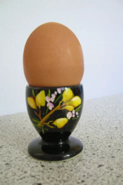 Coquetier noir décor floral peint à la main