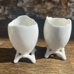 Coquetiers ancien an porcelaine forme coquille