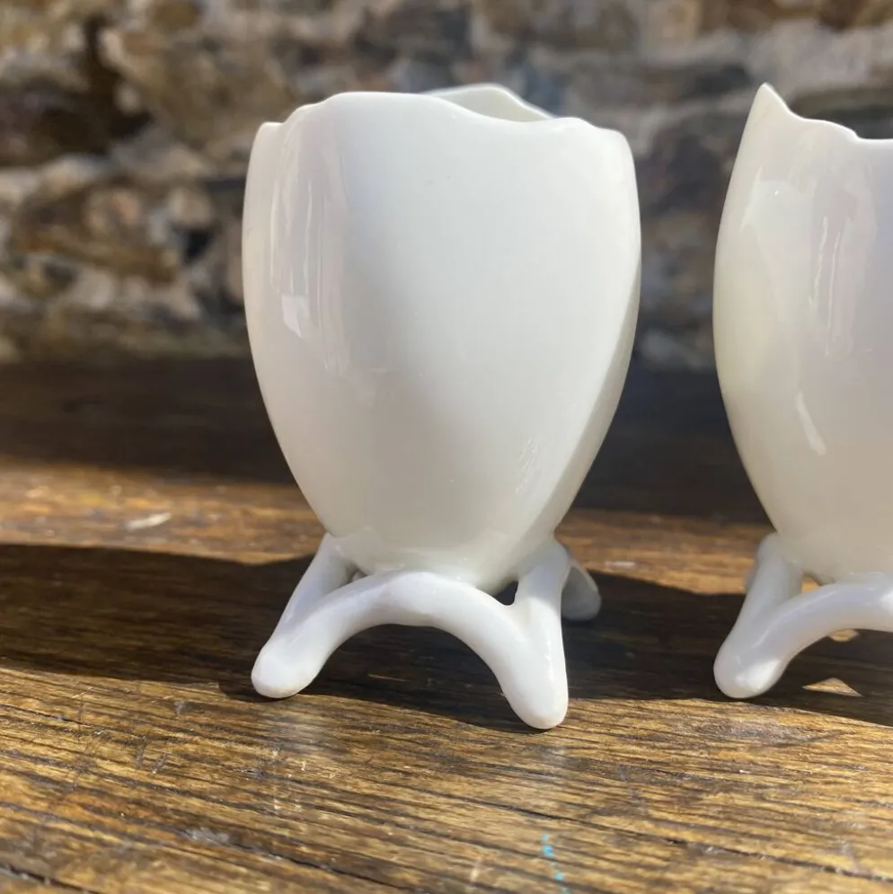 Coquetiers ancien an porcelaine forme coquille