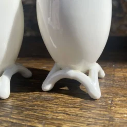 Coquetiers ancien an porcelaine forme coquille