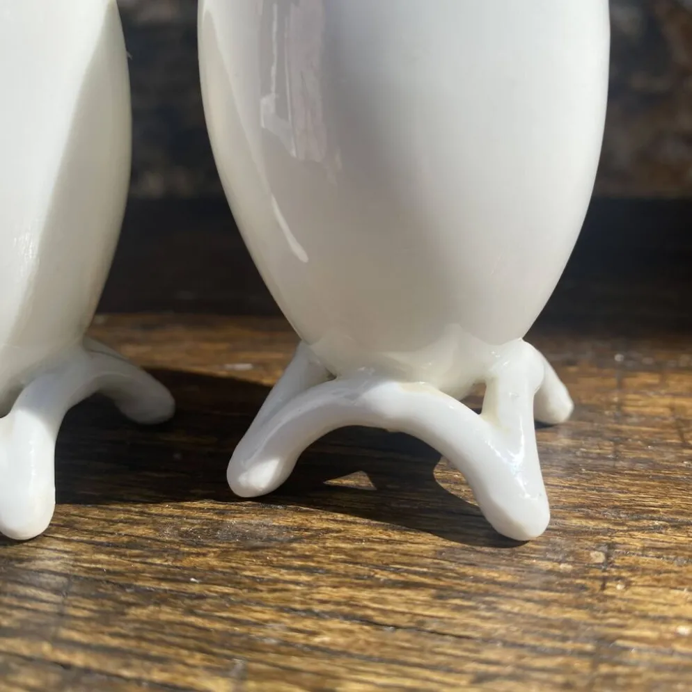 Coquetiers ancien an porcelaine forme coquille