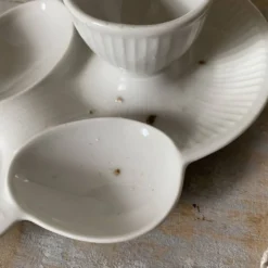 Coquetiers anciens en porcelaine Mehun