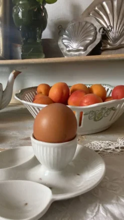 Coquetiers anciens en porcelaine Mehun