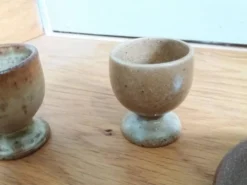 Coquetiers dépareillés en grès