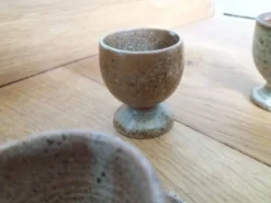 Coquetiers dépareillés en grès