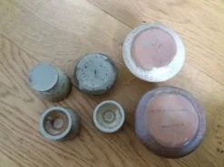 Coquetiers dépareillés en grès