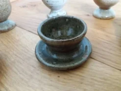 Coquetiers dépareillés en grès