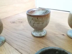 Coquetiers dépareillés en grès