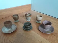 Coquetiers dépareillés en grès