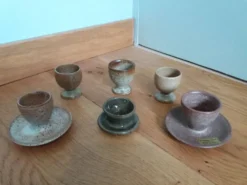 Coquetiers dépareillés en grès