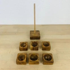 6 coquetiers en bois d'olivier et leur support
