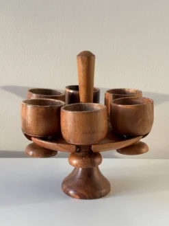 Coquetiers en bois sur support