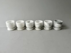6 coquetiers en marbre blanc veiné gris, années 70