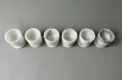 6 coquetiers en marbre blanc veiné gris, années 70