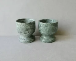 2 coquetiers en marbre vert veiné blanc, vers 1980