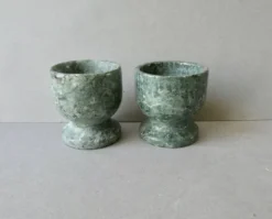 2 coquetiers en marbre vert veiné blanc, vers 1980