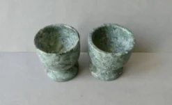 2 coquetiers en marbre vert veiné blanc, vers 1980