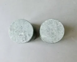 2 coquetiers en marbre vert veiné blanc, vers 1980