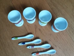 Coquetiers en porcelaine avec cuillères