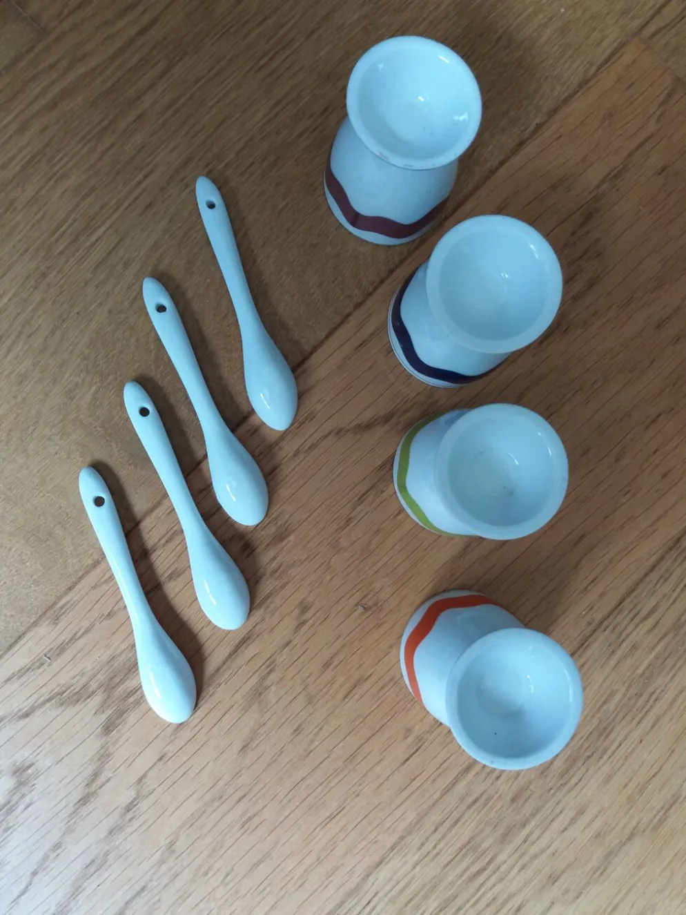 Coquetiers en porcelaine avec cuillères