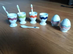 Coquetiers en porcelaine avec cuillères