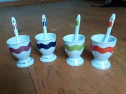 Coquetiers en porcelaine avec cuillères