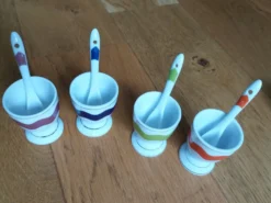 Coquetiers en porcelaine avec cuillères