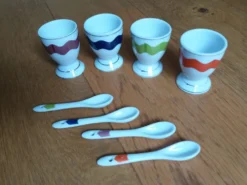 Coquetiers en porcelaine avec cuillères