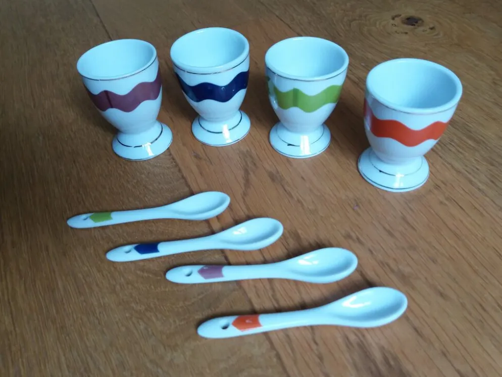 Coquetiers en porcelaine avec cuillères