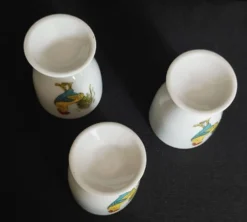 Coquetiers en porcelaine décor coq série de trois