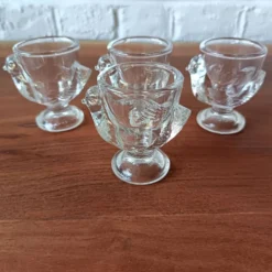 4 coquetiers en verre formant une poule, France 1980