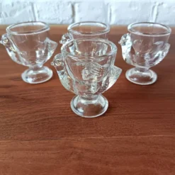 4 coquetiers en verre formant une poule, France 1980