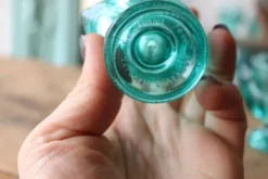 5 coquetiers en verre opalin moulé – décor poussin verrerie d'Arques