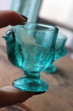5 coquetiers en verre opalin moulé – décor poussin verrerie d'Arques