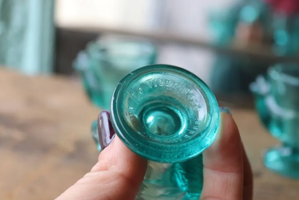 5 coquetiers en verre opalin moulé – décor poussin verrerie d'Arques