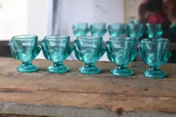 5 coquetiers en verre opalin moulé – décor poussin verrerie d'Arques