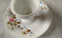 6 coquetiers fleuris avec leur coupelle début XXe en porcelaine