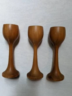 Coquetiers sur pieds en bois tourné