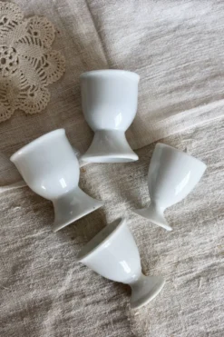 4 coquetiers vintage dépareillés en porcelaine blanche