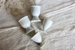 4 coquetiers vintage dépareillés en porcelaine blanche
