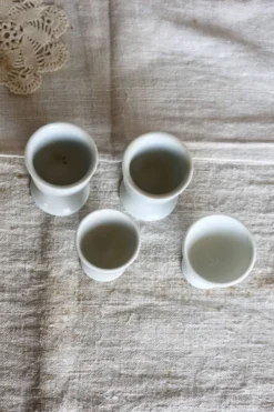 4 coquetiers vintage dépareillés en porcelaine blanche