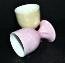 2 coquetiers vintage en porcelaine jaune et rose