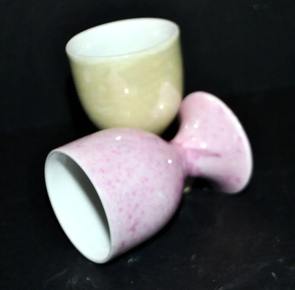 2 coquetiers vintage en porcelaine jaune et rose