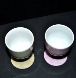 2 coquetiers vintage en porcelaine jaune et rose