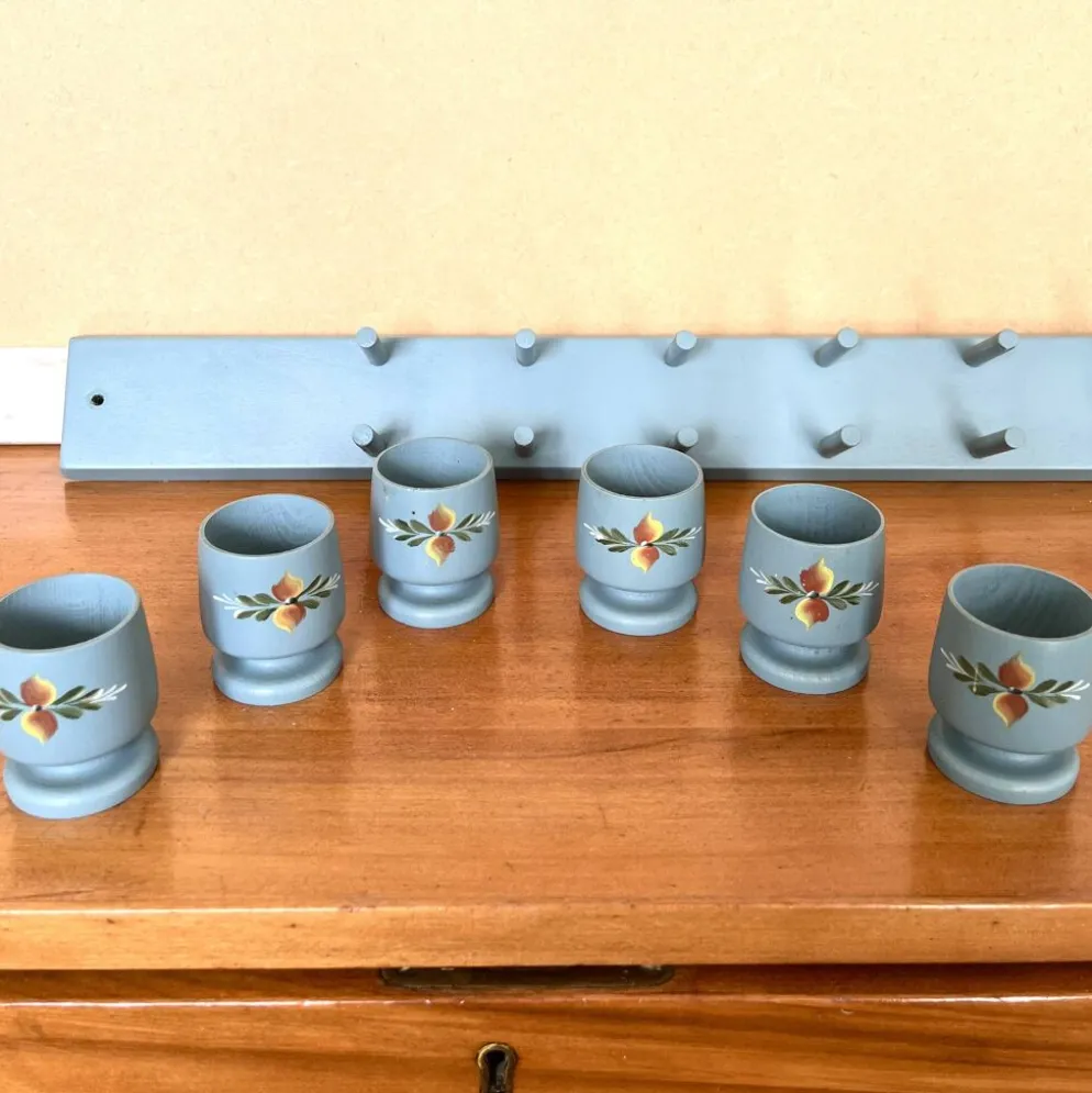 6 Coquetiers vintage sur étagère murale