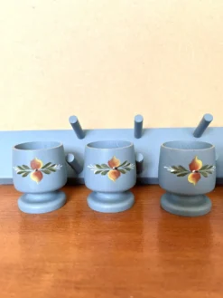 6 Coquetiers vintage sur étagère murale