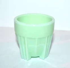 Coquetier à œuf – Gobelet art déco en opaline vert clair